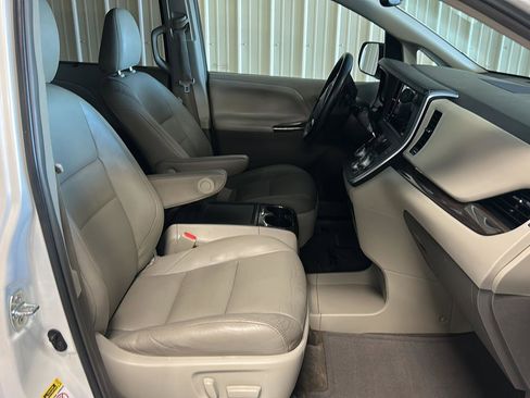 Used 2015 Toyota Sienna XLE w/ XLE Navigation Package FWD image 16