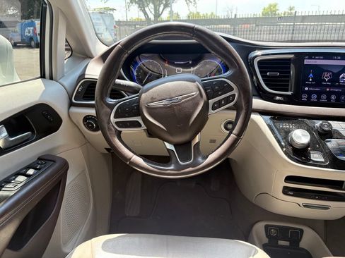 Used 2020 Chrysler Pacifica Touring-L Plus w/ Advanced Safetytec Group FWD image 8
