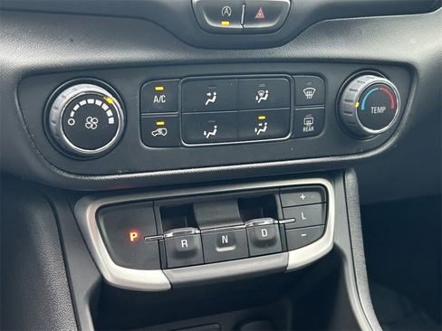 Used 2024 GMC Terrain SLE image 30