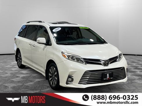 Used 2018 Toyota Sienna XLE image 1
