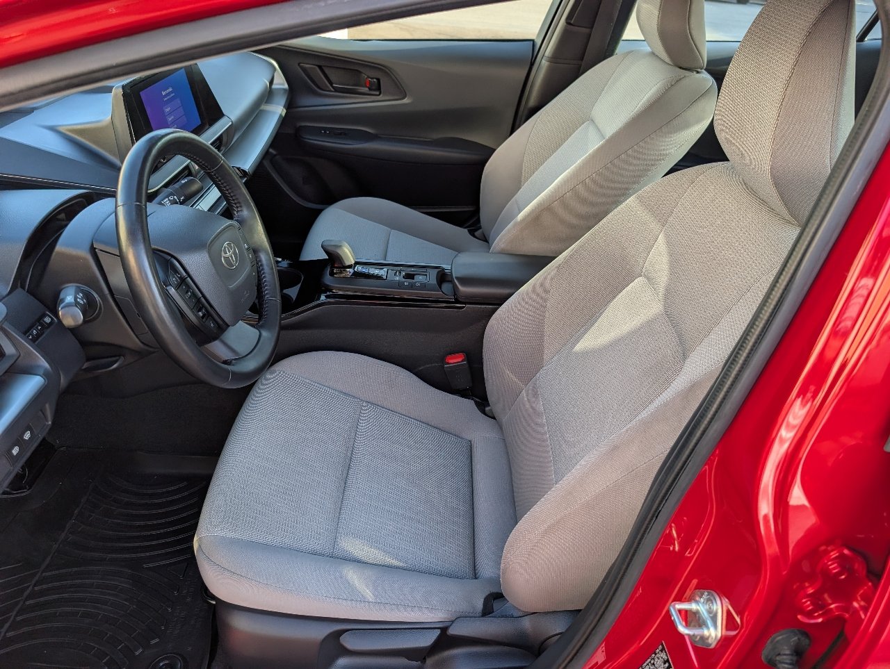 Used 2023 Toyota Prius LE FWD image 2