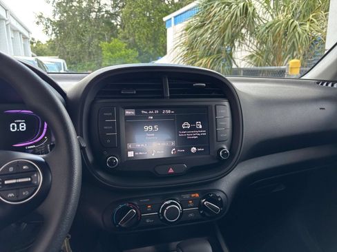 Used 2025 Kia Soul LX w/ LX Technology Package FWD image 17