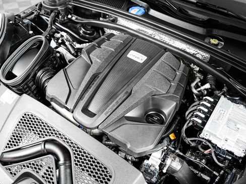 Certified 2023 Porsche Macan S AWD/4WD image 12