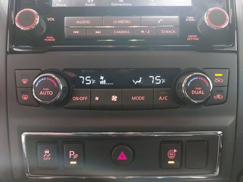 Certified 2024 Nissan Titan SV w/ SV Convenience Package image 20