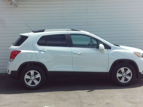 Used 2017 Chevrolet Trax LT w/ Sun & Sound Package FWD image 9
