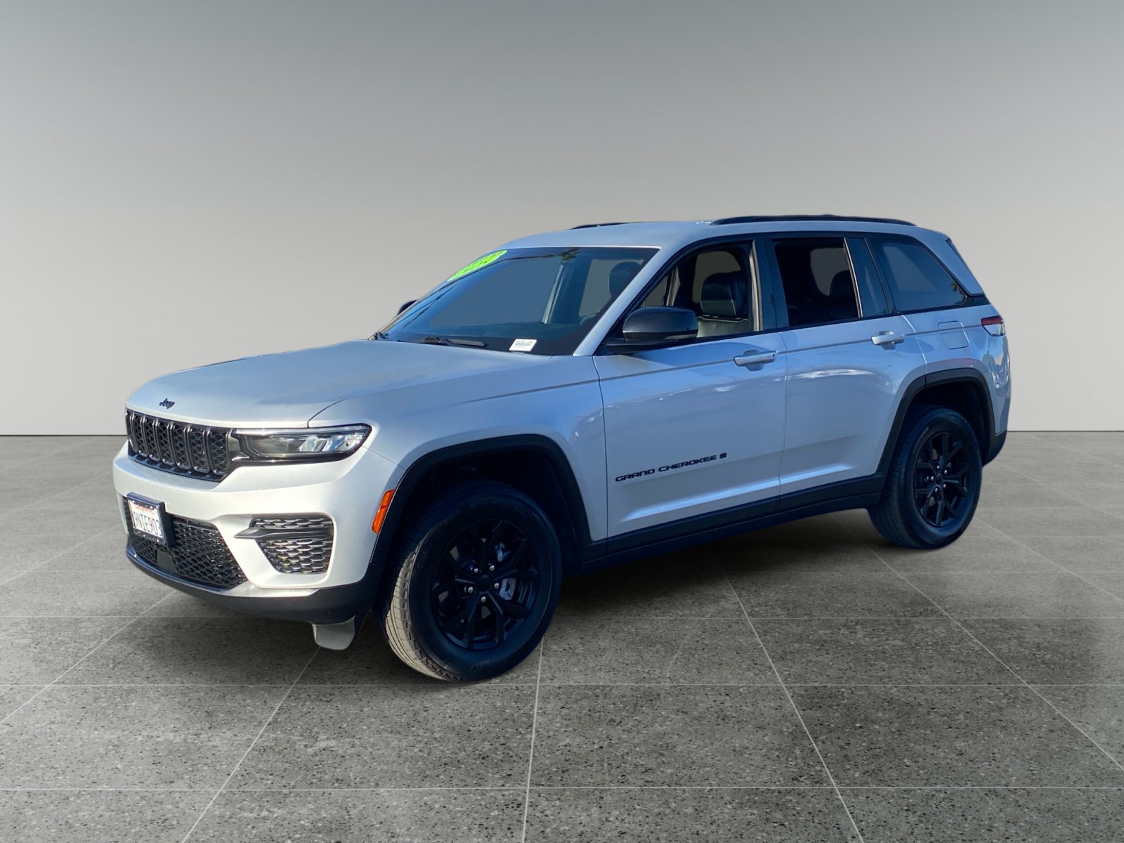 Used 2025 Jeep Grand Cherokee Altitude AWD/4WD image 1