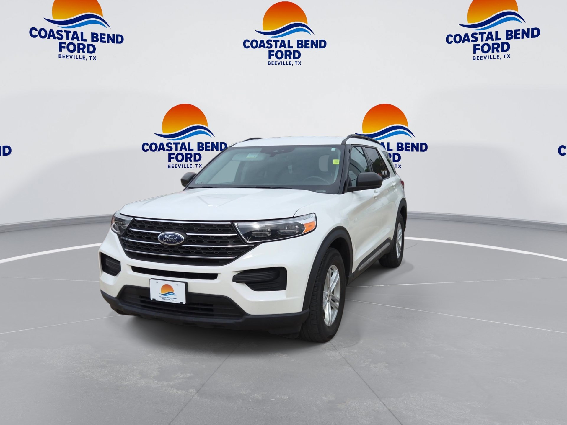 Used 2024 Ford Explorer XLT RWD image 3