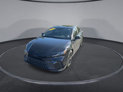 Used 2025 Toyota Camry SE w/ Convenience Package FWD image 5