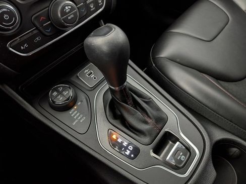 Used 2019 Jeep Cherokee Trailhawk w/ Comfort/Convenience Group image 17