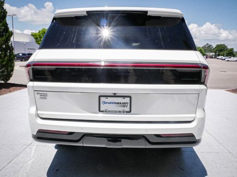 Used 2025 Lincoln Navigator Reserve AWD/4WD image 9