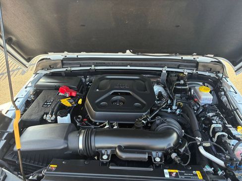 Used 2025 Jeep Wrangler Sahara image 31