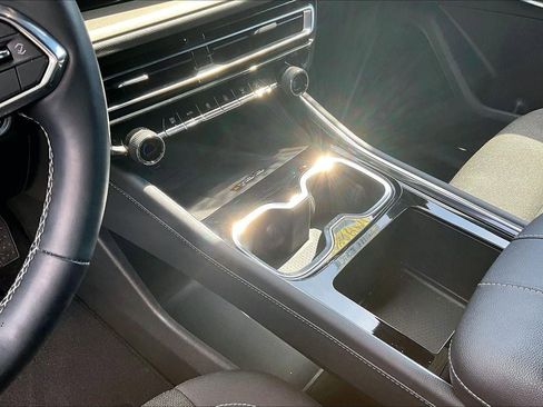 Used 2025 Chevrolet Traverse LT image 17