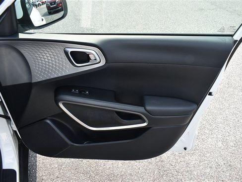 Used 2025 Kia Soul LX w/ LX Technology Package FWD image 24