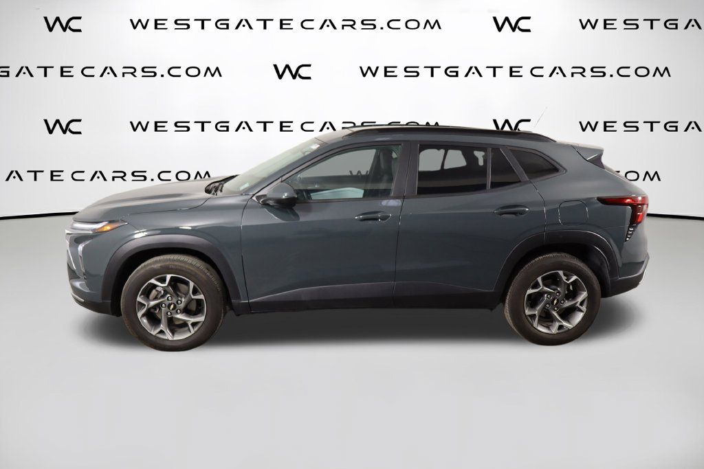 Used 2025 Chevrolet Trax LT w/ Sunroof Package FWD image 5