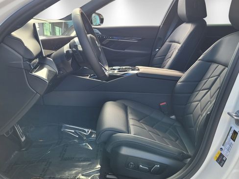Used 2025 BMW i5 M60 w/ Premium Package image 9