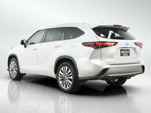 Used 2025 Toyota Highlander Platinum AWD/4WD image 3