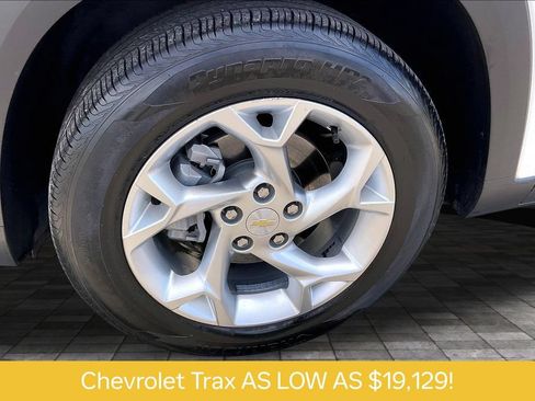 Used 2024 Chevrolet Trax LS w/ LS Convenience Package FWD image 9