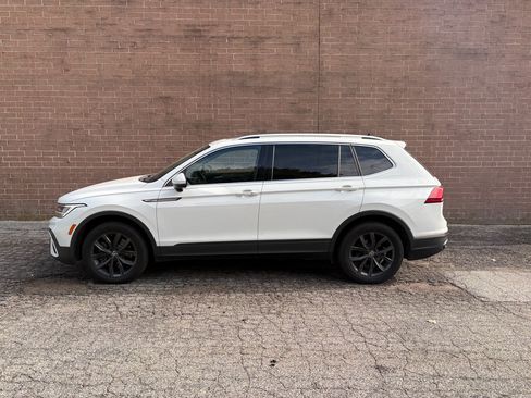 Used 2022 Volkswagen Tiguan SE w/ Panoramic Sunroof Package FWD image 2