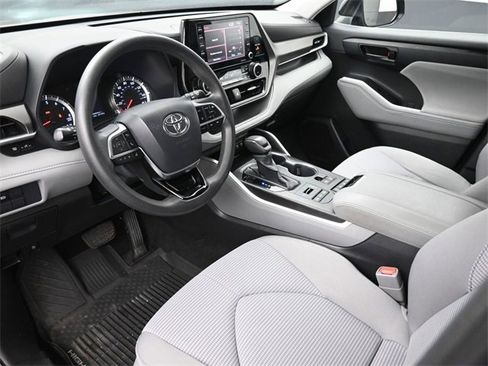 Used 2020 Toyota Highlander L image 18