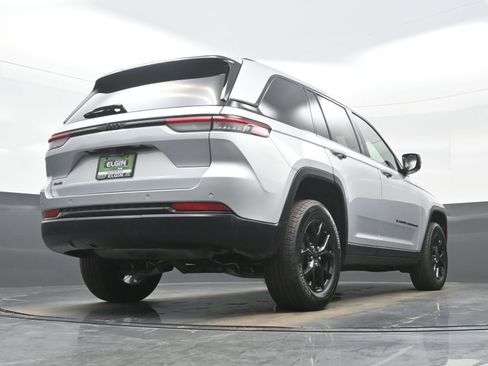 Used 2024 Jeep Grand Cherokee Altitude image 30