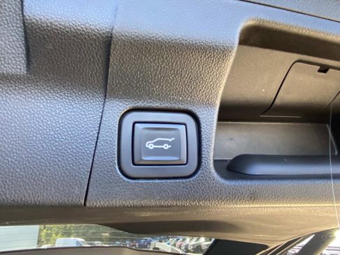 Used 2023 GMC Acadia SLT image 7