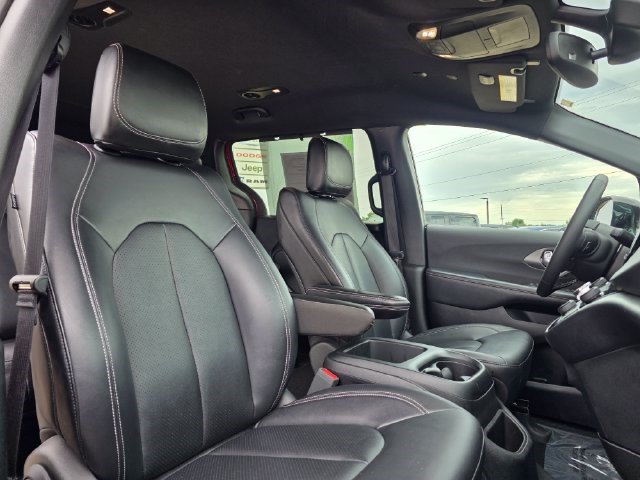 Certified 2025 Chrysler Pacifica Select FWD image 20