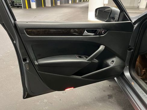 Used 2015 Volkswagen Passat TDI SEL Premium image 16