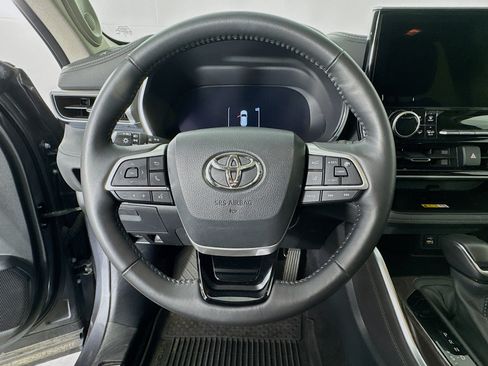 Certified 2024 Toyota Highlander Platinum AWD/4WD image 11