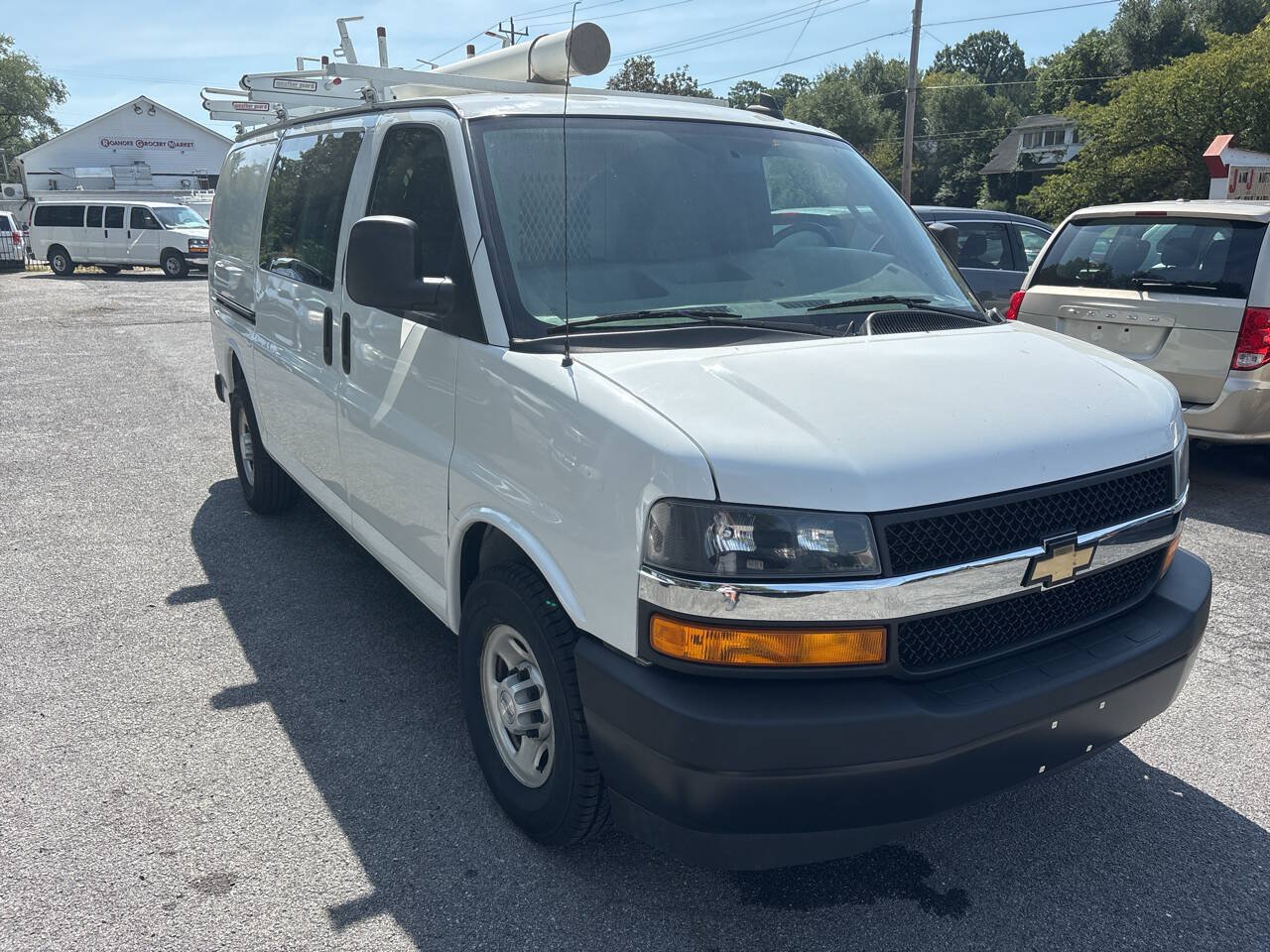 Used 2018 Chevrolet Express 2500 w/ Driver Convenience Package RWD image 4