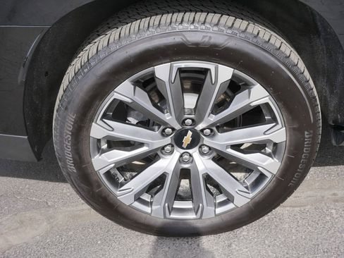 Used 2025 Chevrolet Suburban High Country image 8