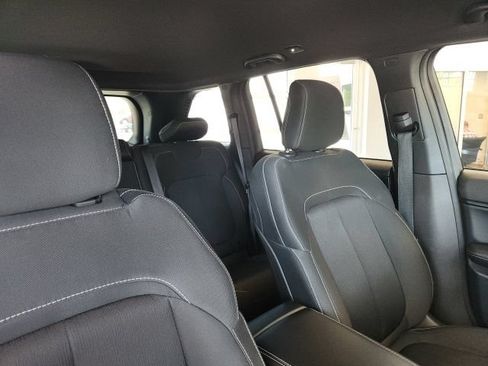 Certified 2025 Jeep Grand Cherokee Laredo w/ Luxury Tech Group I RWD image 17