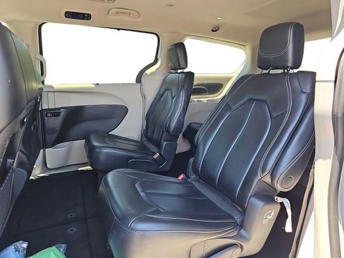 Used 2023 Chrysler Pacifica Touring-L FWD image 14