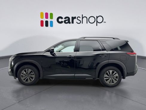 Used 2024 Nissan Pathfinder SV image 2