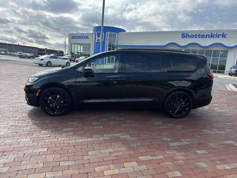 Used 2025 Chrysler Pacifica Limited FWD image 33