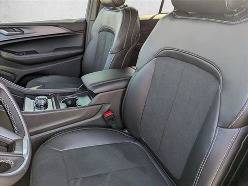 New 2025 Jeep Grand Cherokee Altitude image 23