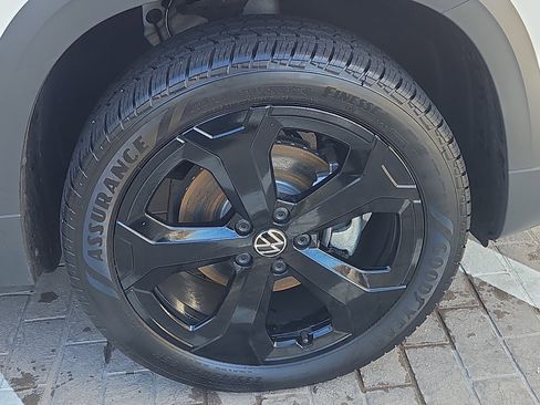Certified 2025 Volkswagen Taos SEL image 31