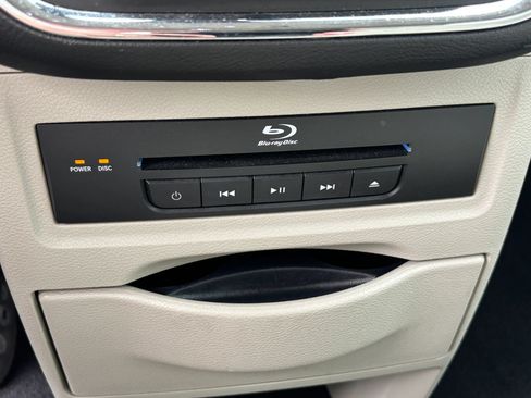 Used 2013 Chrysler Town & Country Touring-L w/ Driver Convenience Group FWD image 28