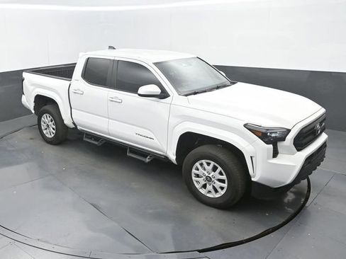Used 2025 Toyota Tacoma SR5 AWD/4WD image 13