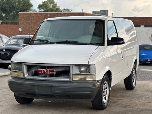 Used 2005 GMC Safari w/ Convenience Package RWD image 2