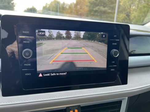 Certified 2025 Volkswagen Taos SE image 23