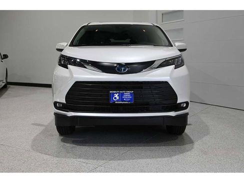 New 2025 Toyota Sienna XLE image 4