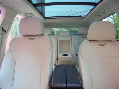 Used 2019 Bentley Bentayga AWD/4WD image 13