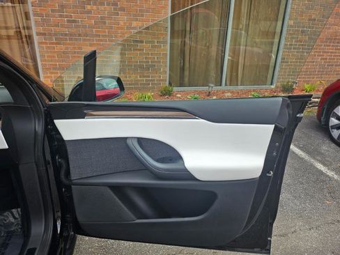 Used 2022 Tesla Model X image 59