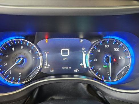 Used 2024 Chrysler Pacifica Touring-L image 10