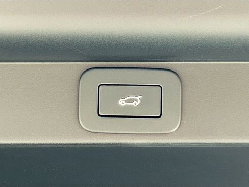 New 2025 Land Rover Range Rover SV image 9