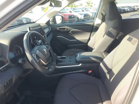 Used 2023 Toyota Highlander LE image 16