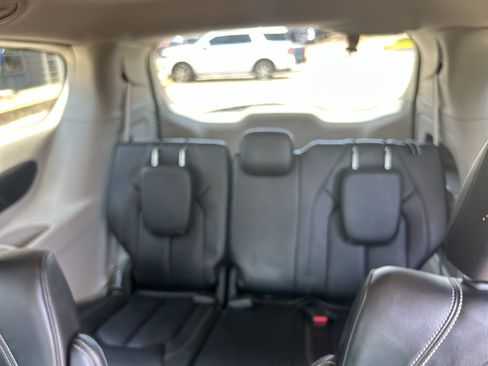 Used 2023 Chrysler Pacifica Touring-L FWD image 15