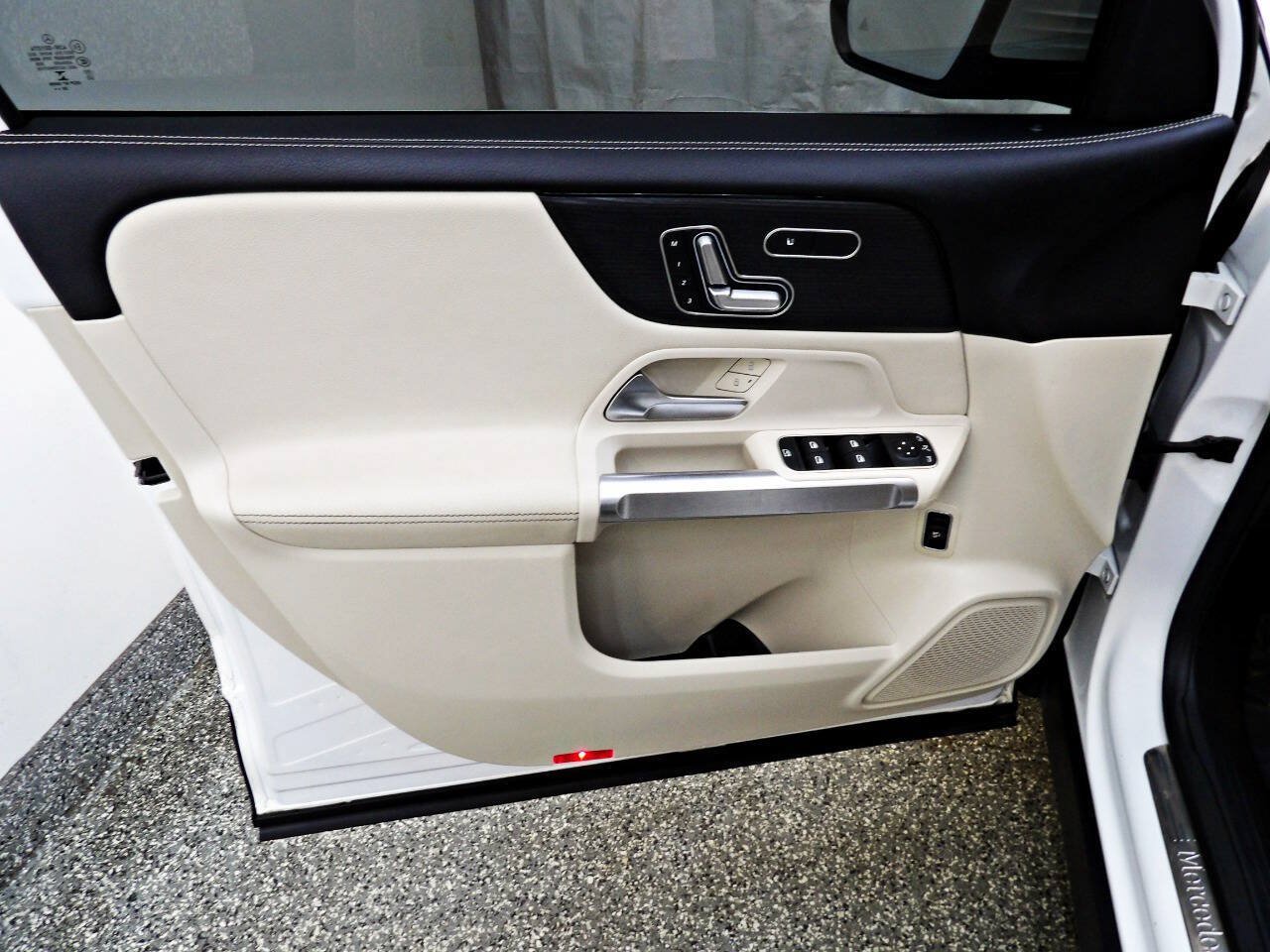 Used 2021 Mercedes-Benz GLB 250 4MATIC image 7
