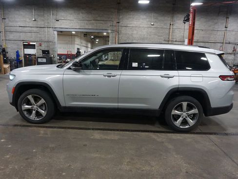 Used 2021 Jeep Grand Cherokee L Limited w/ Luxury Tech Group II image 22