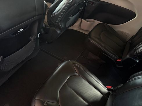 Used 2023 Chrysler Pacifica Touring-L FWD image 16